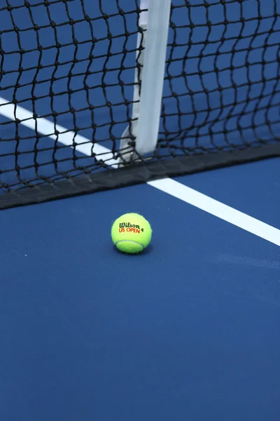 Wilson bola de tênis na quadra de tênis no Arthur Ashe Stadium — Fotografia de Stock