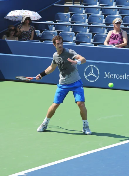 Sposób strzałkidwa razy grand slam mistrz andy murray praktyk dla nas otworzyć 2013 w louis armstrong stadion w billie jean king krajowych kortów tenisowych — Zdjęcie stockowe