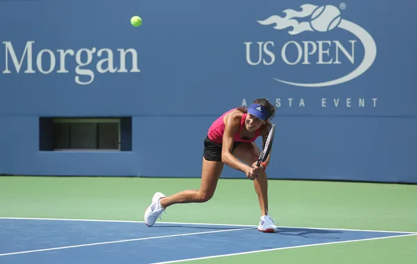 Ana Ivanovitch, championne du Grand Chelem, s'entraîne pour l'US Open 2013 au stade Arthur Ashe au Billie Jean King National Tennis Center — Photo