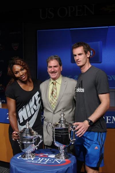 Nas open 2012 mistrzów serena williams i andy murray z usta przewodniczący, prezes i ceo dave haggerty w 2013 nam otworzyć rysować ceremonii — Zdjęcie stockowe