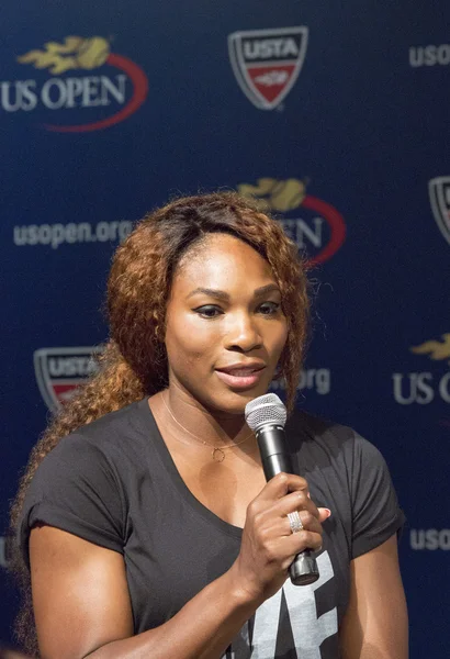 Dieciséis veces campeona del Grand Slam Serena Williams en la Ceremonia del Abierto de Estados Unidos 2013 — Foto de Stock