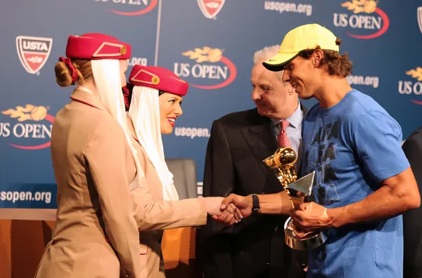 Doze vezes campeão do Grand Slam Rafael Nadal durante 2013 Emirates Airline US Open Series troféu apresentação — Fotografia de Stock