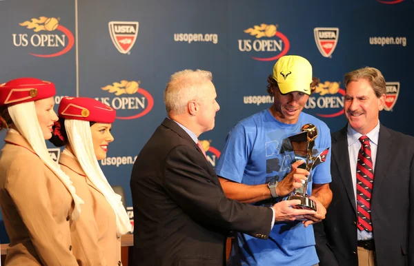 十二次大满贯冠军纳达尔在 2013年阿联酋航空期间我们打开系列奖杯演示文稿 — 图库照片
