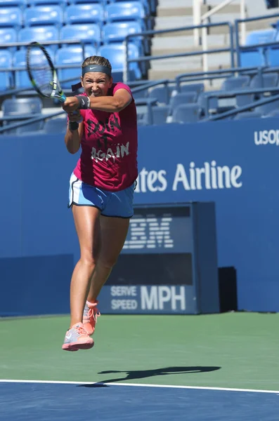 两次大满贯冠军维多利亚 azarenka 做法为我们打开 2013 在阿瑟阿什球场 — 图库照片