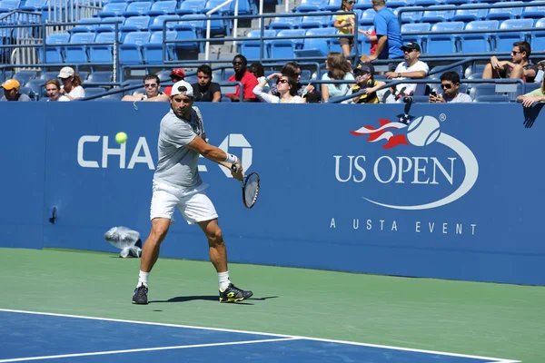Профессиональный теннисист Дэвид Феррер тренируется на US Open 2013 в Национальном теннисном центре Billie Jean King — стоковое фото