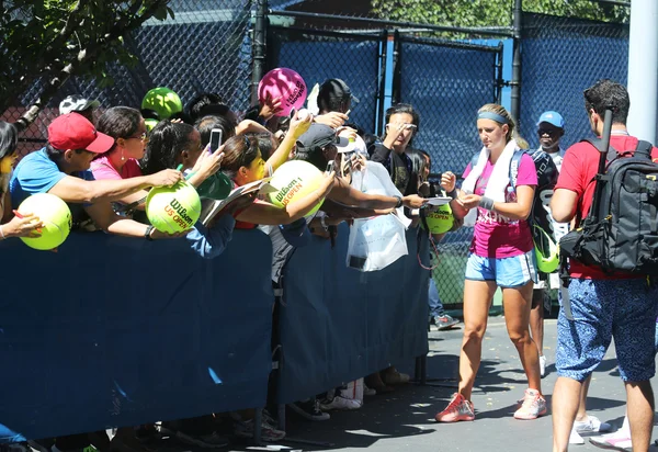 Два раза чемпионка Большого шлема Виктория Азаренко раздавала автографы после тренировки на US Open 2013 — стоковое фото