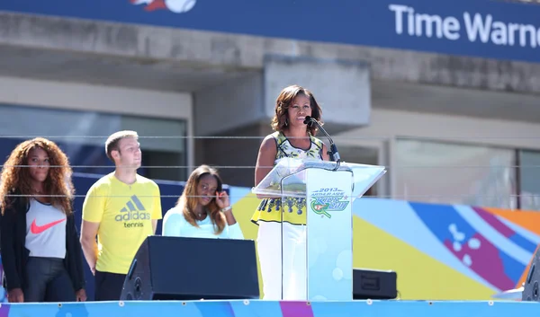 First lady michelle obama moedigt kinderen verblijven actief bij arthur ashe kinderen dag bij billie jean king national tennis center — Stockfoto