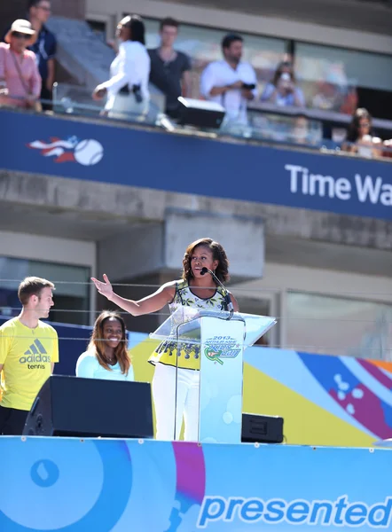 First lady michelle obama moedigt kinderen verblijven actief bij arthur ashe kinderen dag bij billie jean king national tennis center — Stockfoto