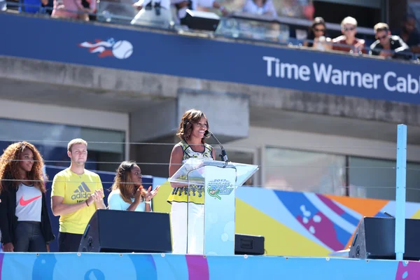 La primera dama Michelle Obama alienta a los niños a mantenerse activos en el Arthur Ashe Kids Day en el Billie Jean King National Tennis Center —  Fotos de Stock