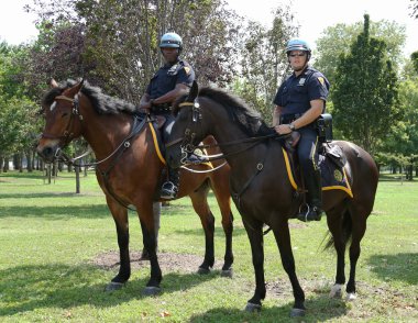New York polis memuru sırtında billie jean adlı ortak korumaya hazır Ulusal Tenis merkezi sırasında bize açık 2013 Kral