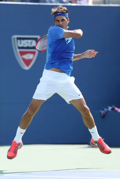Семнадцать раз чемпион Большого шлема Роджер Федерер во время своего первого раунда матча на US Open 2013 против Грега Земля в Билли Джин Кинг Национальный теннисный центр — стоковое фото