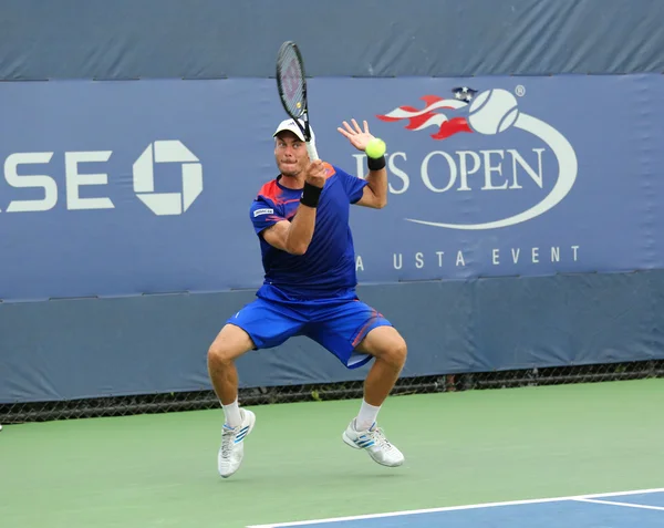 Профессиональный теннисист Андреас Хайдер-Маурер из Австрии во время своего первого раунда матча на US Open 2013 — стоковое фото