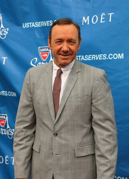 El dos veces ganador del Oscar Kevin Spacey en la alfombra roja antes de la ceremonia de apertura del Abierto de EE.UU. 2013 — Foto de Stock