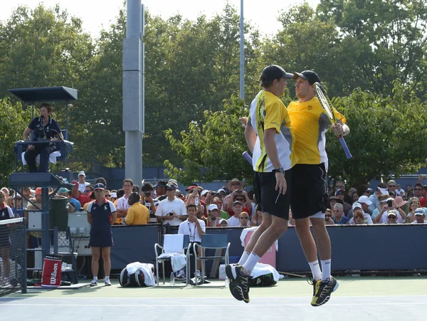 Grand Slam champions Mike and Bob Bryan celebrating victory after first round doubles match at US Open 2013 — Stock Photo, Image
