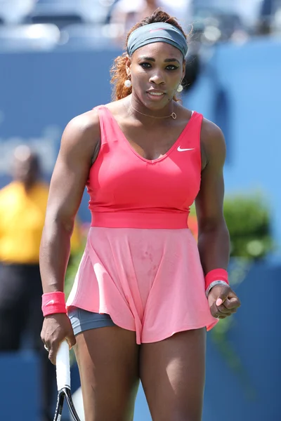 Dieciséis veces campeón del Grand Slam Serena Williams durante su partido de segunda ronda en el US Open 2013 contra Galina Voskoboyeva en el Billie Jean King National Tennis Center — Foto de Stock