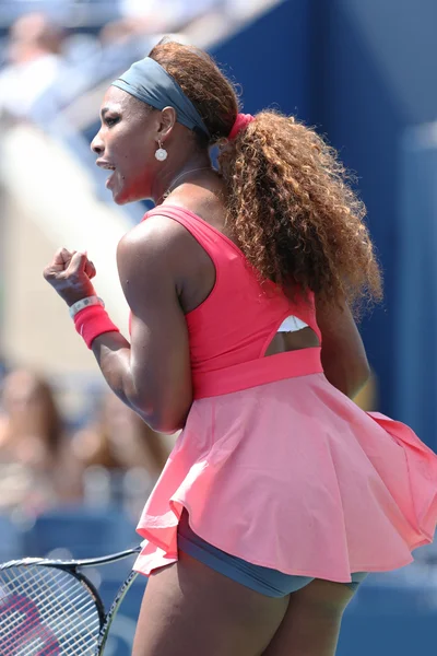 Sedici volte campione del Grande Slam Serena Williams durante la sua seconda partita agli US Open 2013 contro Galina Voskoboyeva al Billie Jean King National Tennis Center — Foto Stock