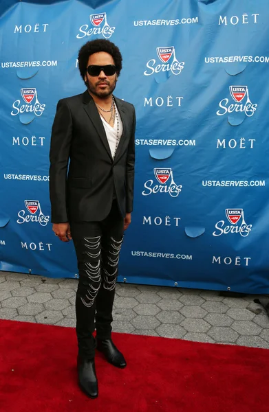 Four times Grammy Award winner Lenny Kravitz at the red carpet before US Open 2013 opening night ceremony — Stock Photo, Image