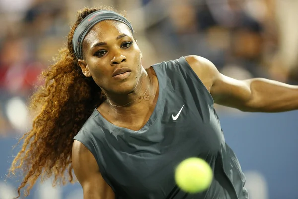 Sedici volte campione del Grande Slam Serena Williams durante la sua partita di doppio primo turno con il compagno di squadra Venus Williams agli US Open 2013 Immagine Stock