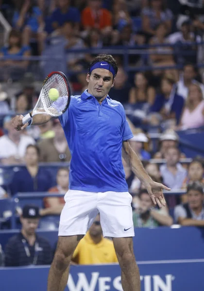 Diecisiete veces campeón del Grand Slam Roger Federer durante su partido de cuarta ronda en el US Open 2013 contra Tommy Robredo —  Fotos de Stock