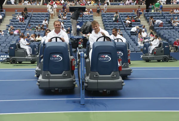 US Open equipe de limpeza secagem quadra de tênis após atraso de chuva no Arthur Ashe Stadium — Fotografia de Stock
