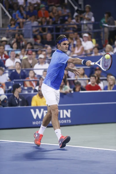 Dezessete vezes campeão do Grand Slam Roger Federer durante sua quarta rodada no US Open 2013 contra Tommy Robredo — Fotografia de Stock
