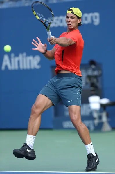 Doce veces campeón del Grand Slam Rafael Nadal practica para el US Open 2013 en el Arthur Ashe Stadium en el Billie Jean King National Tennis Center —  Fotos de Stock