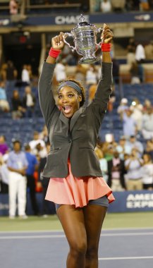 bize açık şampiyonu 2013 serena williams bize tutarak açık kupa onu final maçı kazandıktan sonra victoria azarenka, billie jean king karşı ulusal Tenis Merkezi