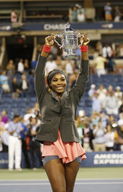 bize açık şampiyonu 2013 serena williams bize tutarak açık kupa onu final maçı kazandıktan sonra victoria azarenka, billie jean king karşı ulusal Tenis Merkezi