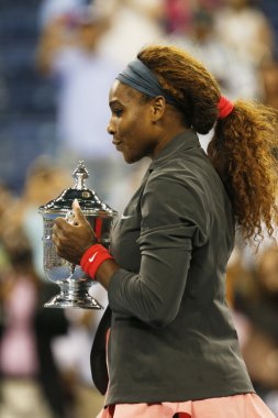bize açık şampiyonu 2013 serena williams bize tutarak açık kupa onu final maçı kazandıktan sonra victoria azarenka, billie jean king karşı ulusal Tenis Merkezi