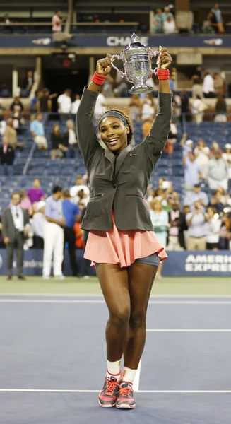 La campeona del Abierto de Estados Unidos 2013 Serena Williams sostiene el trofeo US Open después de su victoria final contra Victoria Azarenka en el Billie Jean King National Tennis Center — Foto de Stock