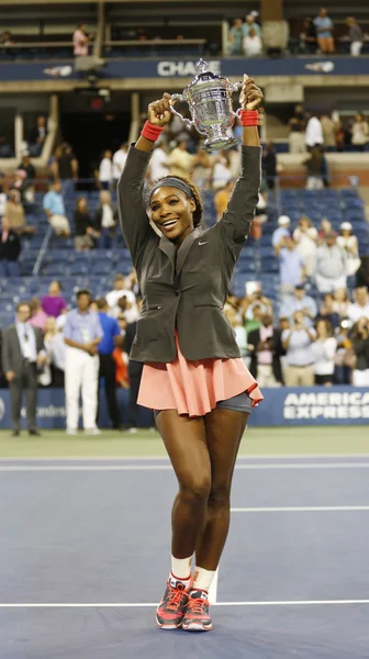 La campeona del Abierto de Estados Unidos 2013 Serena Williams sostiene el trofeo US Open después de su victoria final contra Victoria Azarenka en el Billie Jean King National Tennis Center — Foto de Stock