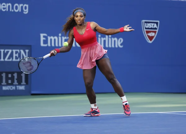 Diecisiete veces campeona del Grand Slam Serena Williams durante su último partido en el US Open 2013 contra Victoria Azarenka —  Fotos de Stock