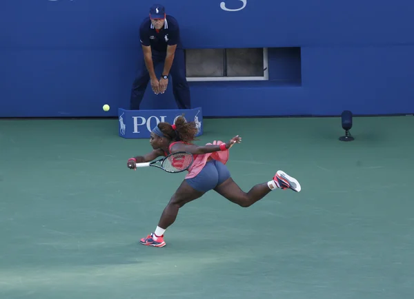 Diecisiete veces campeona del Grand Slam Serena Williams durante su último partido en el US Open 2013 contra Victoria Azarenka — Foto de Stock