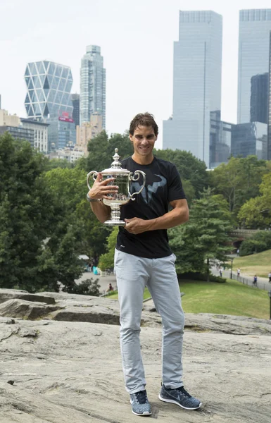 Rafael Nadal, champion de l'US Open 2013, posant avec le trophée US Open à Central Park — Photo