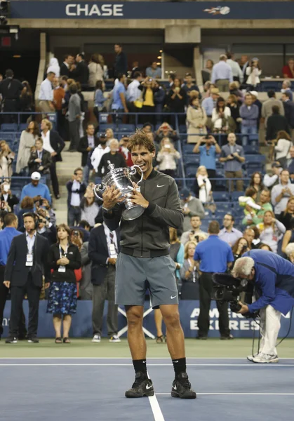 Rafael Nadal, campeón del US Open 2013, sostiene el trofeo US Open durante la presentación del trofeo — Foto de Stock