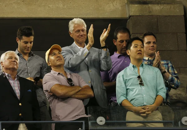 17 歳に拍手クリントン大統領回グランド スラムのチャンピオン、私たちオープン 2013年チャンピオン セレナ彼女の決勝戦の勝利の後ウィリアムズ — ストック写真