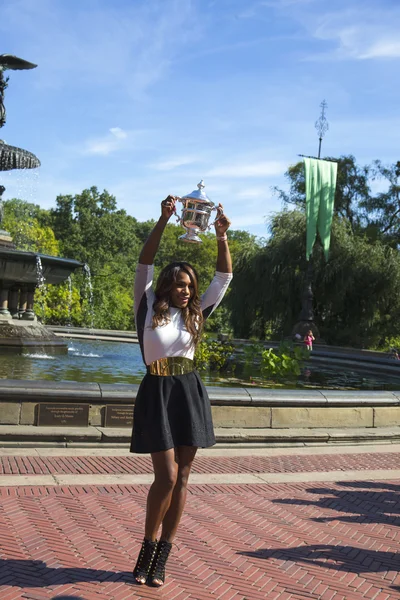 Ons open 2013 kampioen serena williams poseren met ons open trofee in central park — Stockfoto