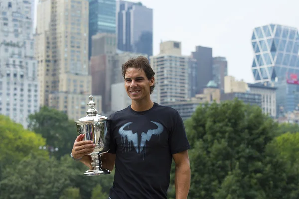 US Open 2013 campione Rafael Nadal in posa con US Open trofeo a Central Park — Foto Stock