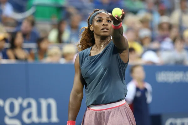 Sedici volte campione del Grande Slam Serena Williams durante la sua partita di doppio primo turno con il compagno di squadra Venus Williams agli US Open 2013 — Foto Stock