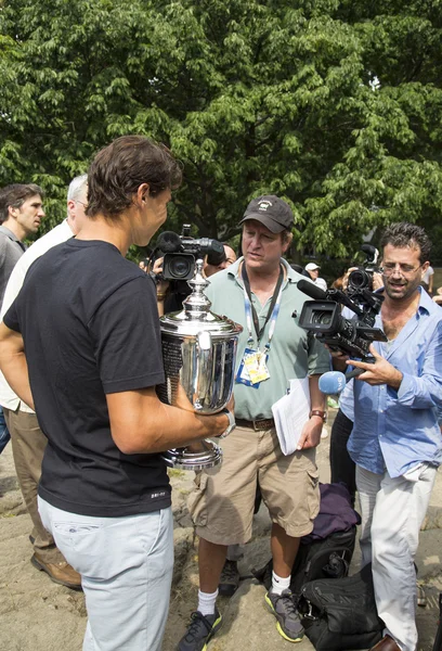 Чемпион US Open 2013 Рафаэль Надаль с кубком US Open в окружении журналистов во время интервью в Центральном парке — стоковое фото