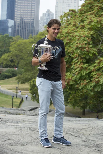 Nam otworzyć 2013 mistrz rafael nadal pozowanie z nami otwarte trofeum w central park — Zdjęcie stockowe