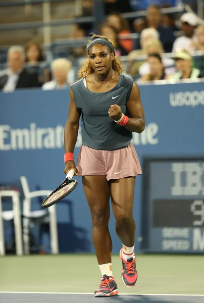 Dieciséis veces campeona del Grand Slam Serena Williams durante su primer partido de dobles con su compañera de equipo Venus Williams en el US Open 2013 — Foto de Stock