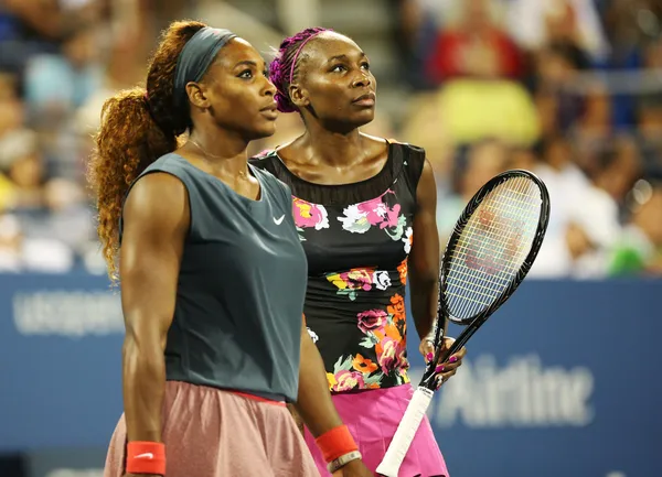Чемпионки Большого шлема Серена Уильямс и Венера Уильямс во время матча в парном разряде на US Open 2013 — стоковое фото