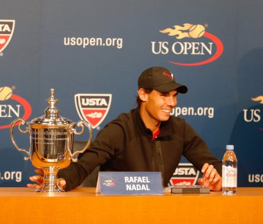 On üç kez grand slam şampiyonu rafael nadal o bize kazandıktan sonra basın toplantısında açmak 2013