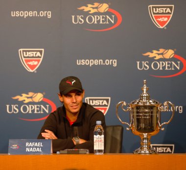 On üç kez grand slam şampiyonu rafael nadal o bize kazandıktan sonra basın toplantısında açmak 2013
