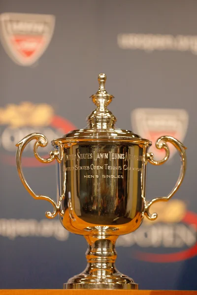 US Open Men escolhe troféu na conferência de imprensa após Rafael Nadal ganhar o US Open 2013 — Fotografia de Stock
