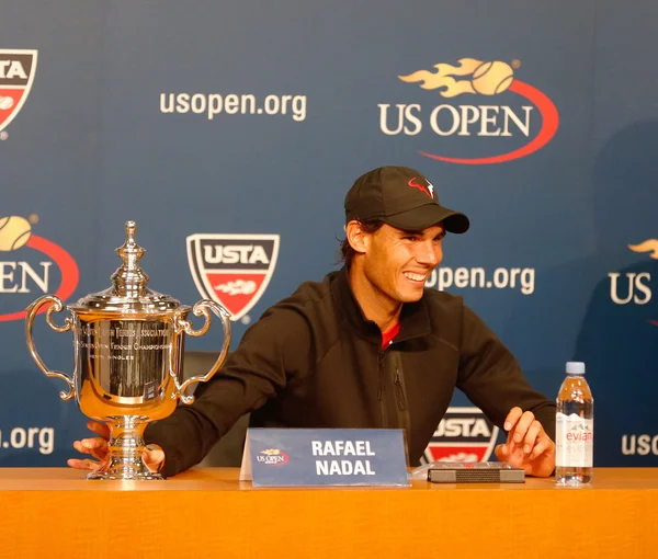 On üç kez grand slam şampiyonu rafael nadal o bize kazandıktan sonra basın toplantısında açmak 2013 — Stok fotoğraf