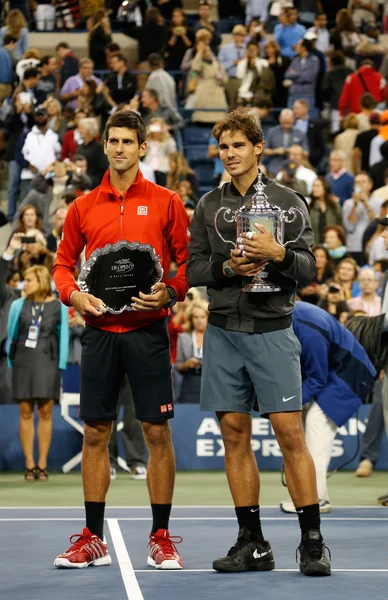 Чемпион US Open 2013 Рафаэль Надаль и финалист Новак Джокович во время презентации трофея после финального матча — стоковое фото