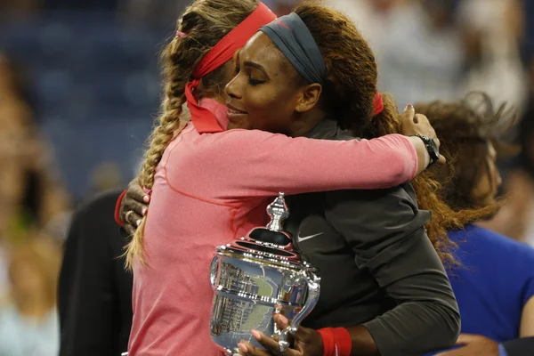 Finalist Victoria Azarenka congratulates winner Serena Williams after she lost final match at US Open 2013 — Stock Photo, Image