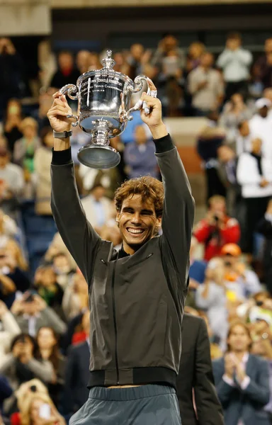 Rafael Nadal, campeón del US Open 2013, sostiene el trofeo US Open durante la presentación del trofeo después de su victoria final contra Novak Djokovic —  Fotos de Stock